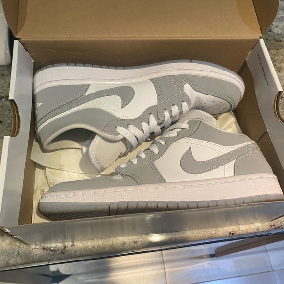 Women’s Air Jordan 1 low - Picture 3 of 5